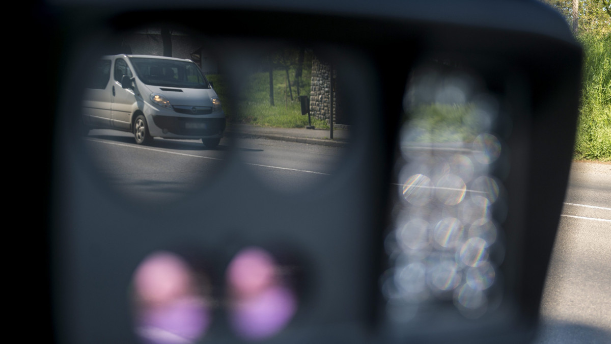 A Véda automata közlekedés-ellenőrzési rendszer egyik sebességmérője a 6-os főúton, Pécs határában 2016. április 21-én. Csaknem kilencszáz magyarországi helyszínen ellenőrzi a rendőrség a sebességhatár túllépését reggel hat óra óta 24 órán keresztül a Speedmarathon nemzetközi akció keretében.