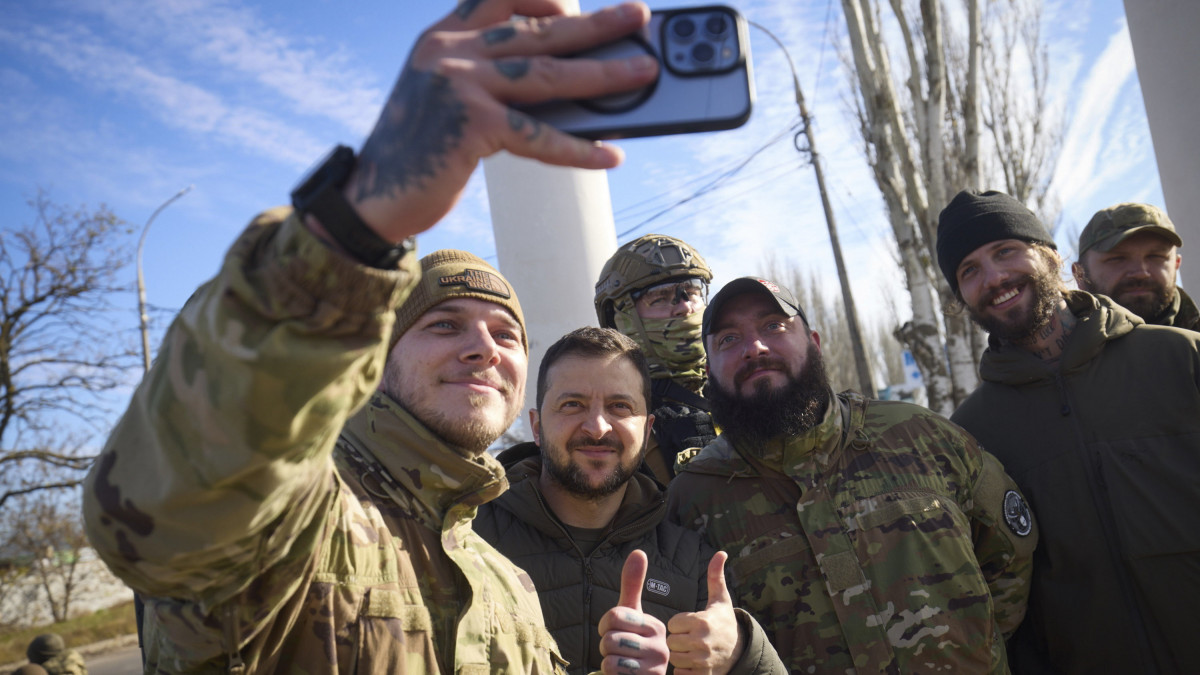 Az ukrán elnöki sajtóiroda által közreadott képen Volodimir Zelenszkij ukrán elnök (b2) ukrán katonákkal fényképezkedik az ukrán fennhatóság alá visszakerült dél-ukrajnai Herszonban 2022. november 14-én. A város nyolc hónapos megszállása november 11-én ért véget, amikor az orosz fegyveres erők befejezték egységeik visszavonását Herszon városából és átcsoportosítását a Dnyeper folyó bal partjára.