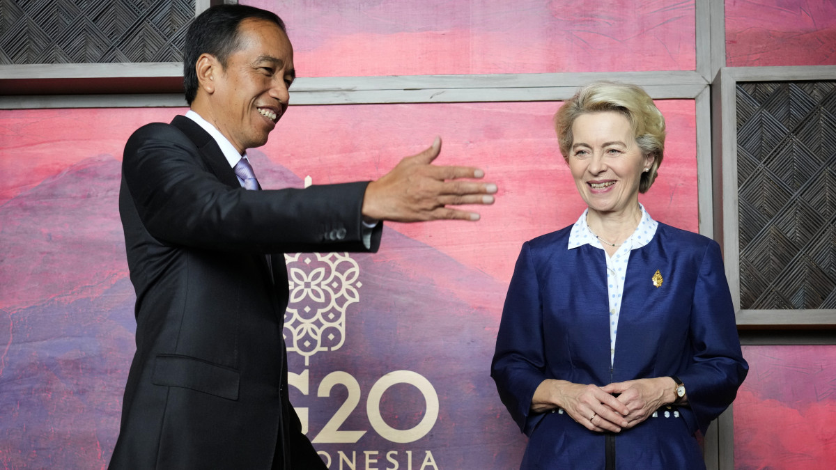 Joko Widodo indonéz elnök (b) Ursula von der Leyent, az Európai Bizottság elnökét fogadja kétoldalú megbeszélésre a világ 19 legfejlettebb gazdaságú és vezető feltörekvő országát, valamint az Európai Uniót tömörítő húszas csoport, a G20 csúcstalálkozója előtt az indonéziai Bali szigetén fekvő Nusa Dua luxusüdülőhelyen 2022. november 14-én.