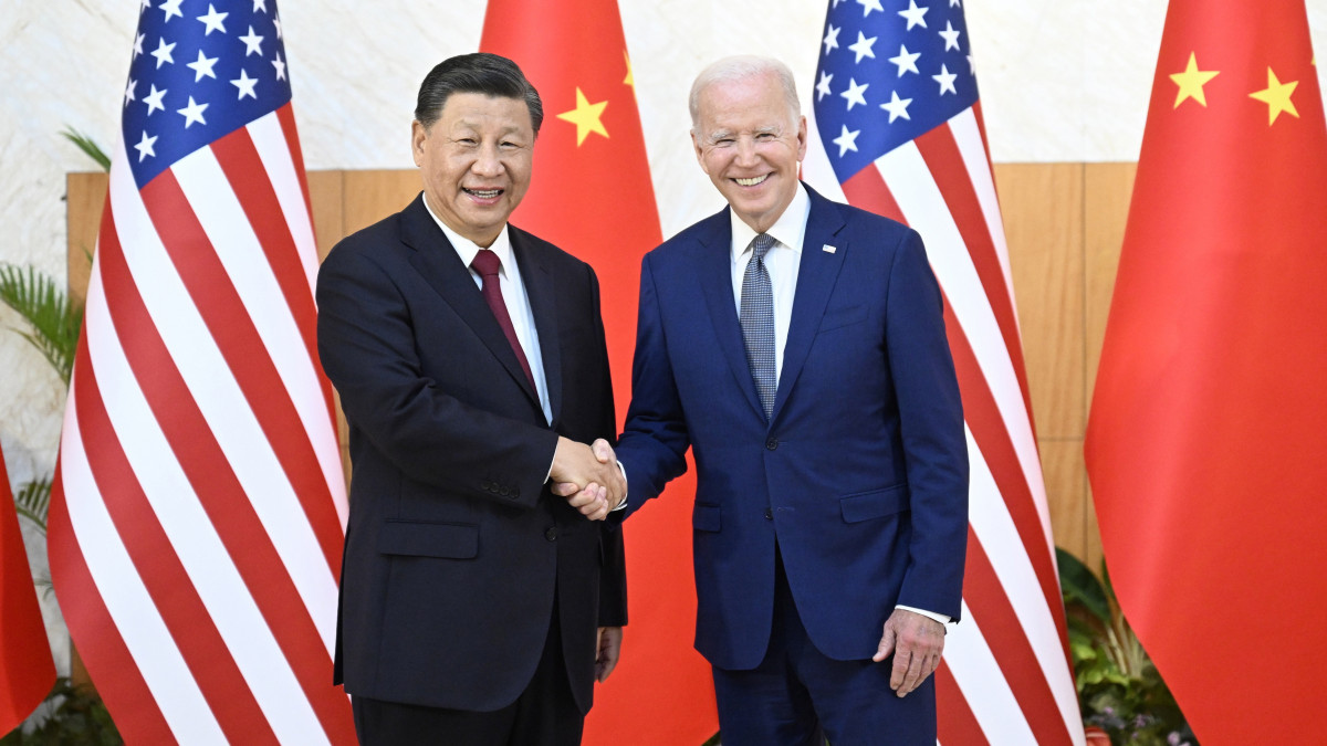 Hszi Csin-ping kínai (b) és Joe Biden amerikai elnök kétoldalú találkozója a világ 19 legfejlettebb gazdaságú és vezető feltörekvő országát, valamint az Európai Uniót tömörítő húszas csoport, a G20 csúcstalálkozója előtt az indonéziai Bali szigetén fekvő Nusa Dua luxusüdülőhelyen 2022. november 14-én.