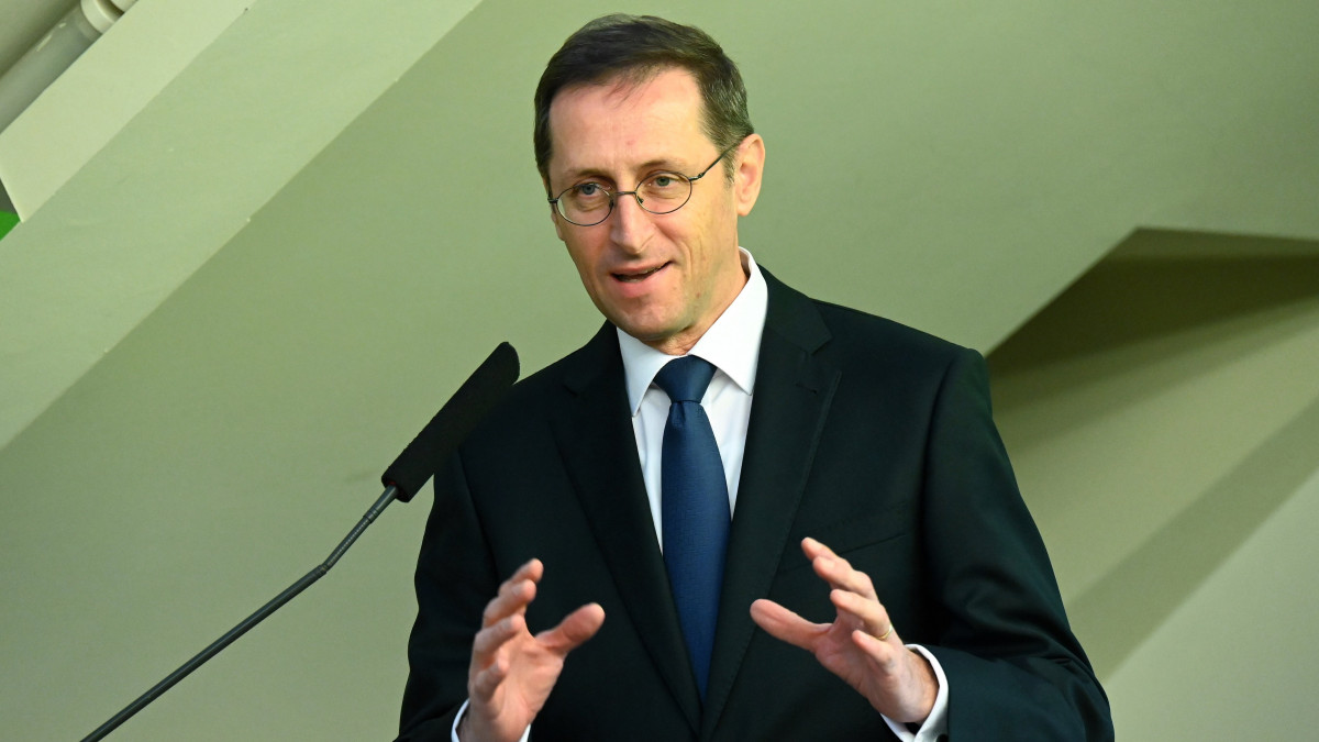 Varga Mihály pénzügyminiszter beszél A gazdasági válságkezelés eszközei, támogatás- és adópolitika, a gazdasági kamarák szerepe címmel rendezett szakmai konferencián a Budapesti Kereskedelmi és Iparkamarán 2022. október 17-én.