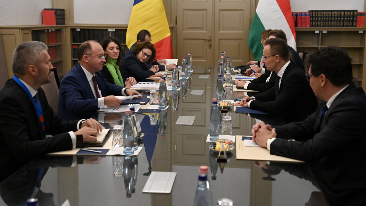 Bogdan Aurescu román külügyminiszter (b2), valamint Szijjártó Péter külgazdasági és külügyminiszter (j2) tárgyal Budapesten, a minisztériumban 2022. november 15-én.