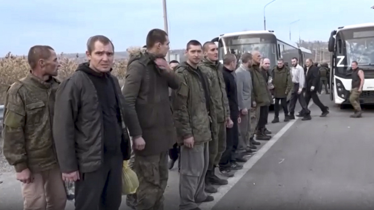 Az orosz védelmi minisztérium sajtószolgálata által 2022. november 4-én közreadott videofelvételről készített képen fogolycsere keretében Ukrajna által szabadon engedett orosz hadifoglyok az Oroszország annektálta kelet-ukrajnai Donyecki területen. Az orosz védelmi minisztérium bejelentése szerint 107 orosz katonát engedtek szabadon a Kijev ellenőrizte területről.