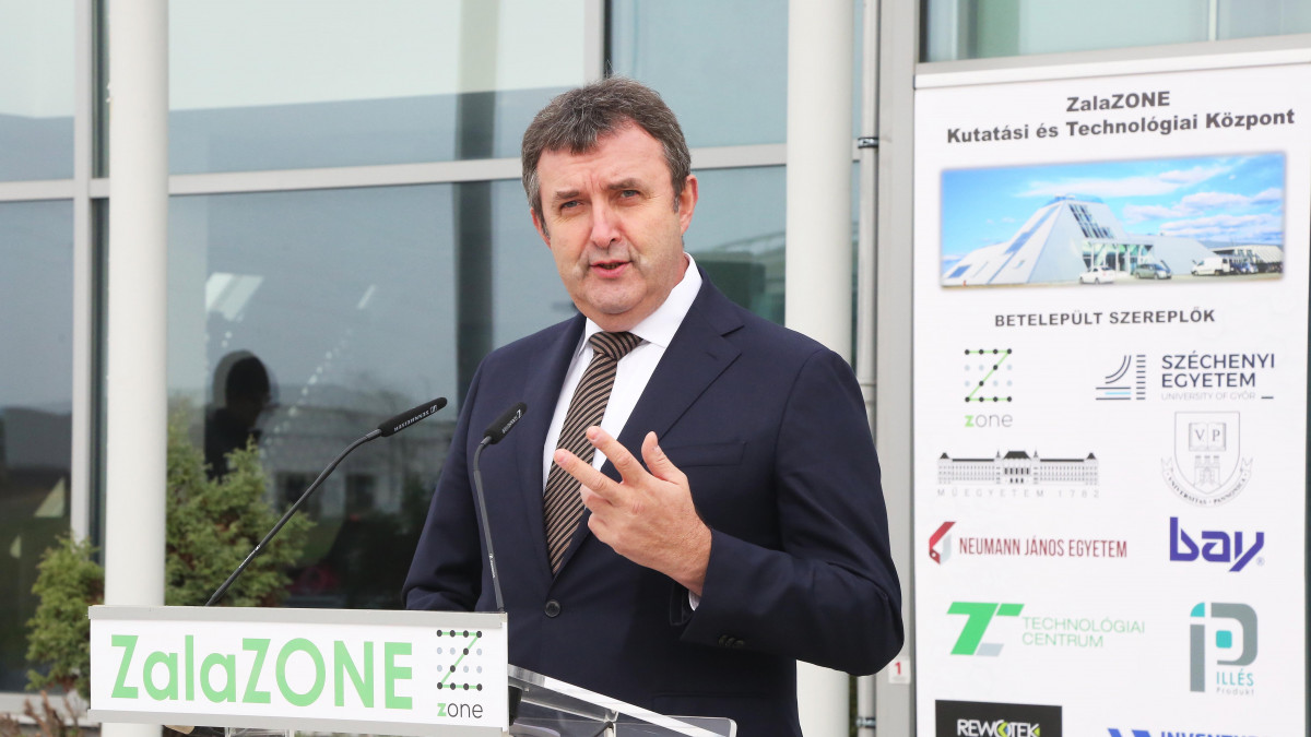 Palkovics László technológiai és ipari miniszter beszédet mond a ZalaZONE Kutatási és Technológiai Központ új épületegységeinek ünnepélyes átadóján Zalaegerszegen 2022. október 21-én.