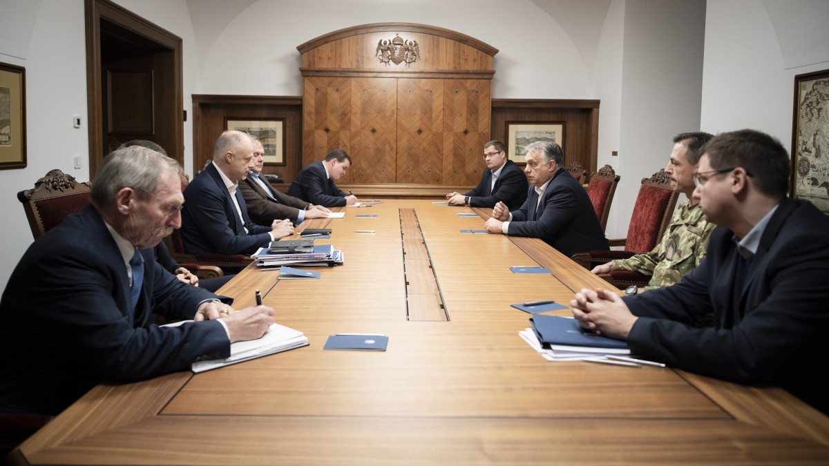 A Miniszterelnöki Sajtóiroda által közreadott képen Orbán Viktor miniszterelnök (j3) a Védelmi Tanács ülésén a Karmelita kolostorban 2022. november 15-én este. Az ülést a Barátság kőolajvezeték leállása és a lengyelországi rakétabecsapódás miatt hívta össze a kormányfő. Balról Pintér Sándor belügyminiszter (b) és Szalay-Bobrovniczky Kristóf honvédelmi miniszter (b2), a kormányfő mellett Nagy János, a Miniszterelnöki Irodát vezető államtitkár (j4), jobbról Gulyás Gergely, a Miniszterelnökséget vezető miniszter.