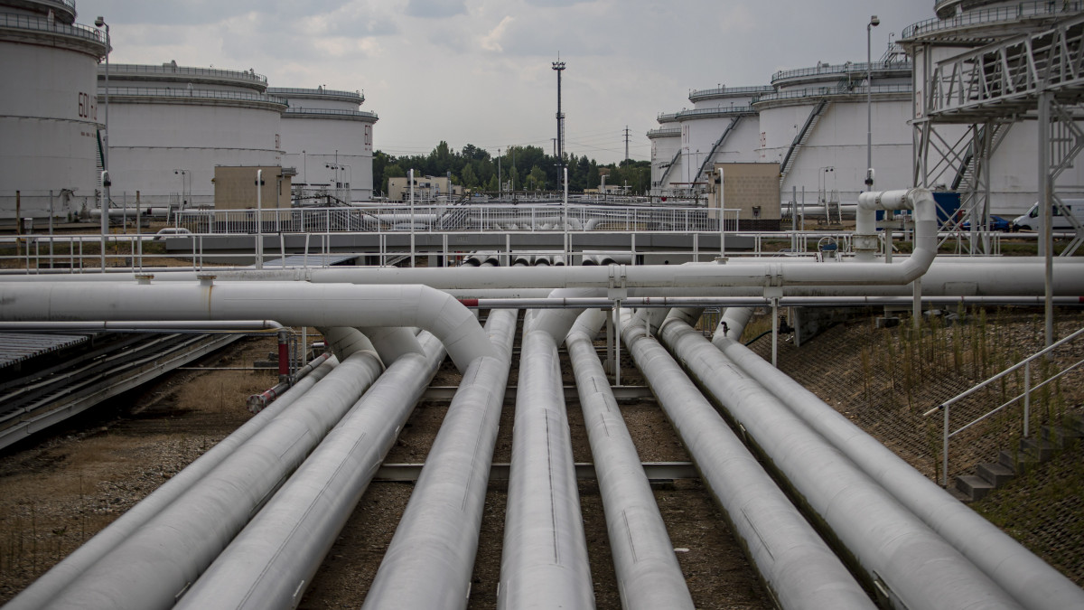 Az orosz kőolajat szállító Barátság csővezeték fogadóállomása a csehországi Nelahozeves környékén működő olajtartálytelepen 2022. augusztus 15-én. Ide fut be a cseh olajimportot biztosító másik vezeték, az IKL csővezeték is. A telep tárolókapacitása 1 675 000 köbméter.