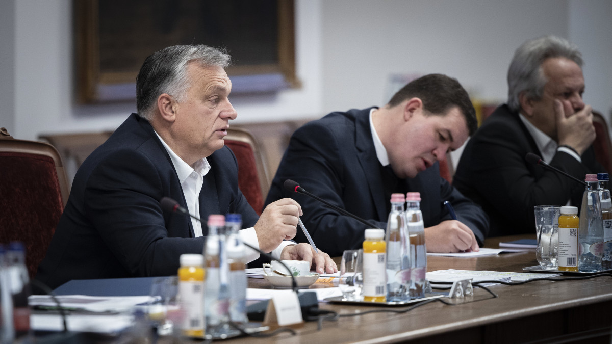 A Miniszterelnöki Sajtóiroda által közreadott képen Orbán Viktor kormányfő (b) kormányülést tart a Karmelita kolostorban 2022. november 16-án. A miniszterelnök úgy döntött: a Védelmi Tanács kedd esti tanácskozása után a kormányülésen is részletesen értékelik az orosz-ukrán háború legújabb fejleményeit, azt követően, hogy Lengyelországban vélhetően rakétabecsapódás történt, és szintén rakétatámadás következtében leállt a Barátság olajvezeték.