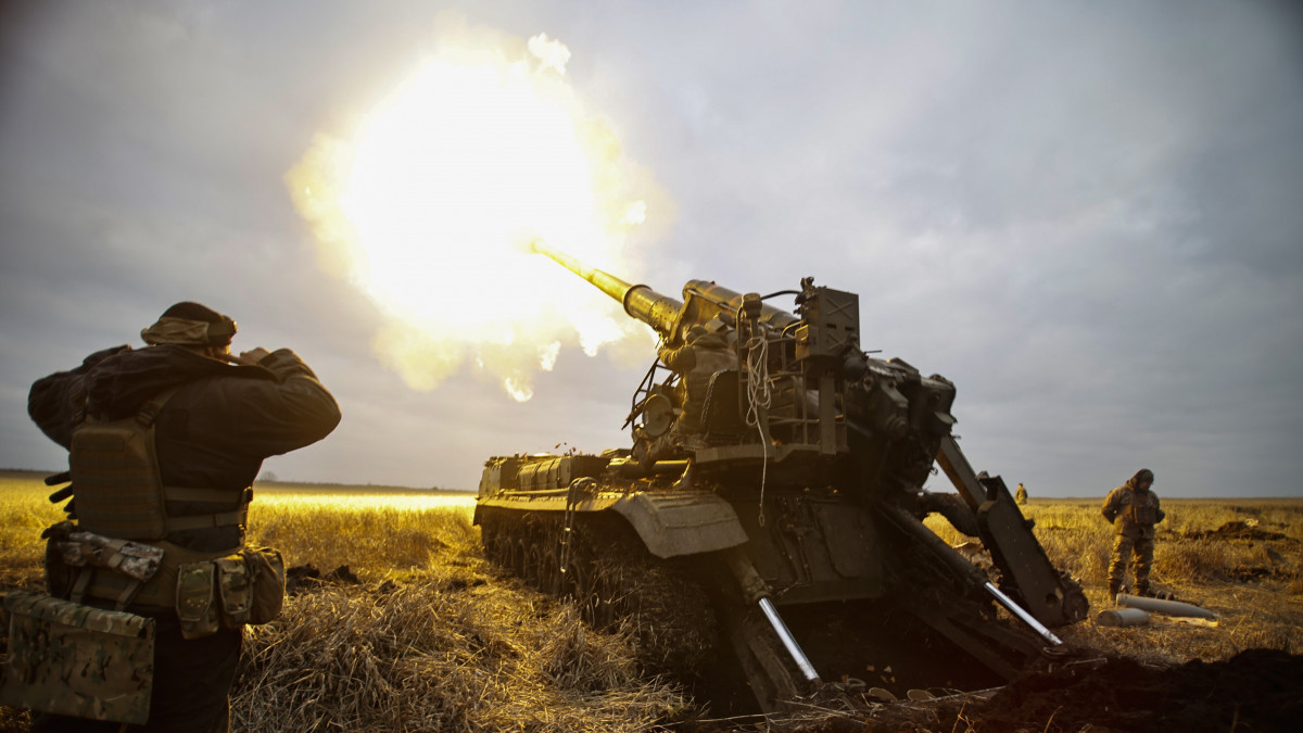 Ukrán tüzérek önjáró löveggel lövik az orosz állásokat a kelet-ukrajnai Donyecki területen fekvő Bahmutban 2022. november 10-én.