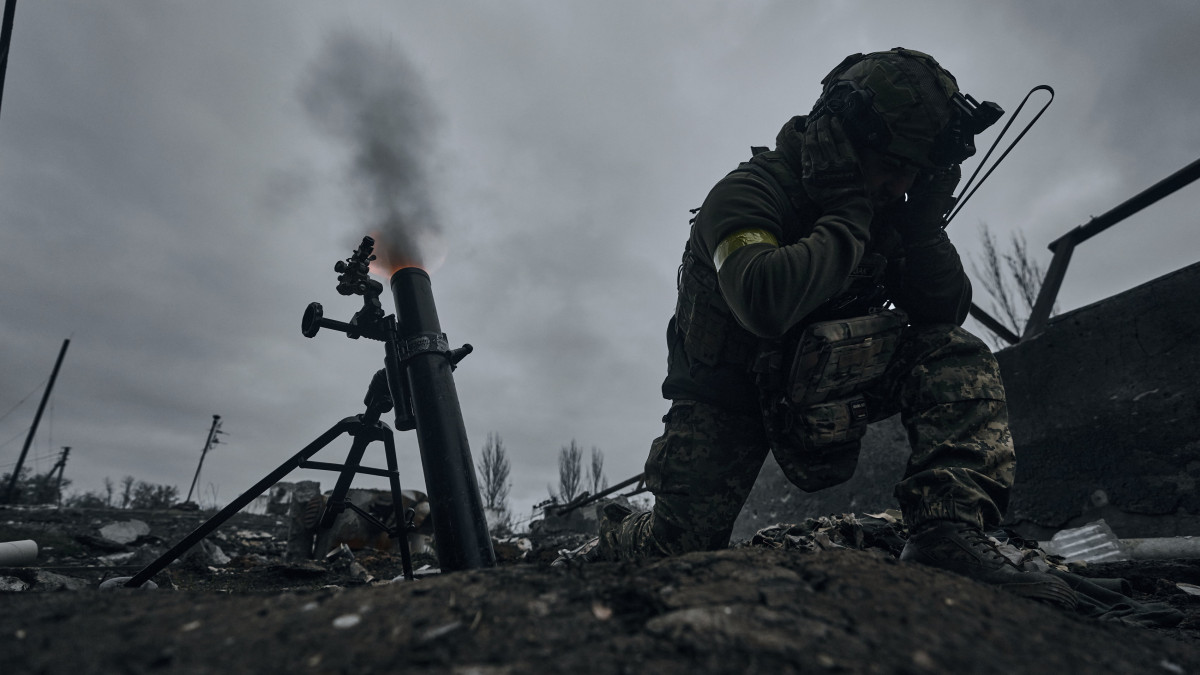 Ukrán katona aknavetővel lövi az orosz állásokat a kelet-ukrajnai Donyecki területen fekvő Bahmutban 2022. november 10-én.