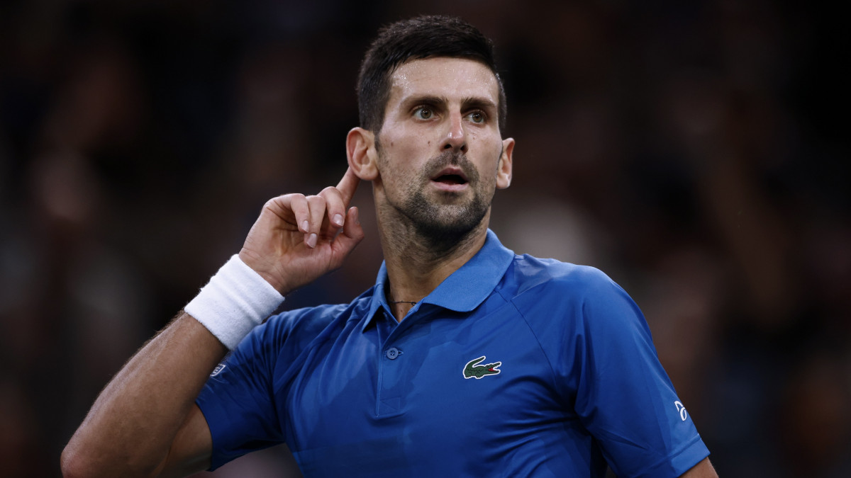 A címvédő szerb Novak Djokovic a győzelmét ünnepli a görög Stefanosz Cicipasszal szemben az 5,41 millió euró (2,23 milliárd forint) összdíjazású párizsi keménypályás férfi tenisztorna elődöntőjében 2022. november 5-én. A 21-szeres Grand Slam-győztes, korábbi világelső Djokovic 6-2, 3-6, 7-6 arányban győzött.