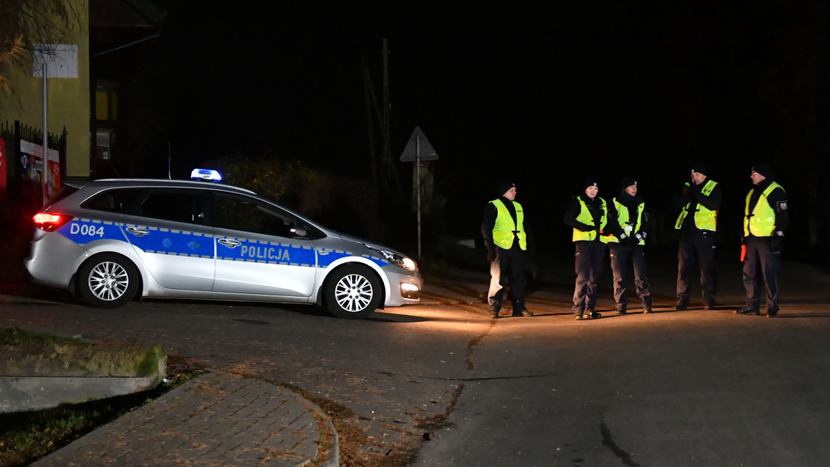 Rendőrök járőröznek a kelet-lengyelországi Hrubieszów járásban fekvő Przewodow faluban 2022. november 15-én, miután két ember életét vesztette azt követően, hogy sajtóhírek szerint két orosz rakéta csapódott egy gabonasilóba. Piotr Müller lengyel kormányszóvivő a Nemzetbiztonsági és Védelmi Bizottság rendkívüli ülése után bejelentette, a robbanás kapcsán Varsó növeli egyes katonai alakulatok és a rendvédelmi erők készültségét. Az orosz védelmi minisztérium szerint provokációnak minősülnek azok a lengyel médiajelentések, amelyek szerint orosz rakéták csapódtak volna be lengyel területen. A NATO figyelemmel kíséri a fejleményeket és egyeztet a szövetséges tagországokkal.