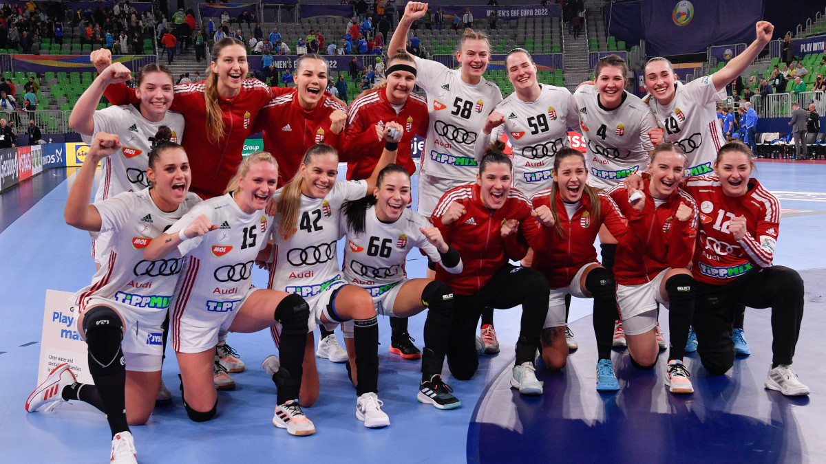 A győztes magyar csapat ünnepel a női kézilabda Európa-bajnokság Magyarország - Szlovénia mérkőzése után a ljubljanai Stozice Arénában 2022. november 16-án. A magyar válogatott 29-25-re győzött, így a 11. helyen végzett az Eb-n.