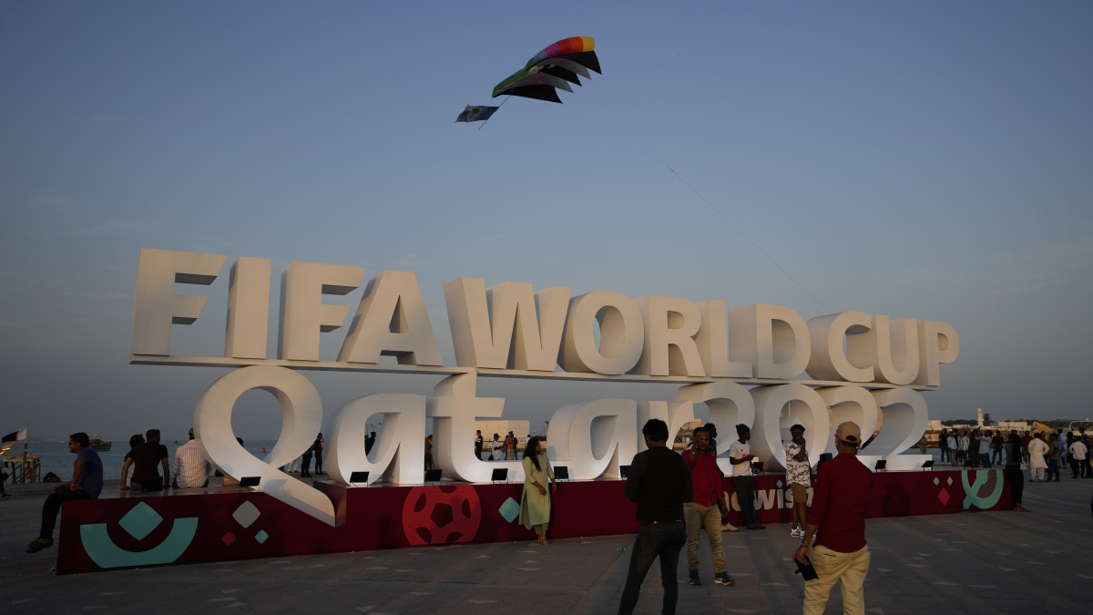 A 2022-es katari labdarúgó-világbajnokságot hirdető felirat a katari főváros, Doha tengerparti sétányán 2022. november 11-én, kilenc nappal a Katar-Ecuador nyitómérkőzés előtt.
