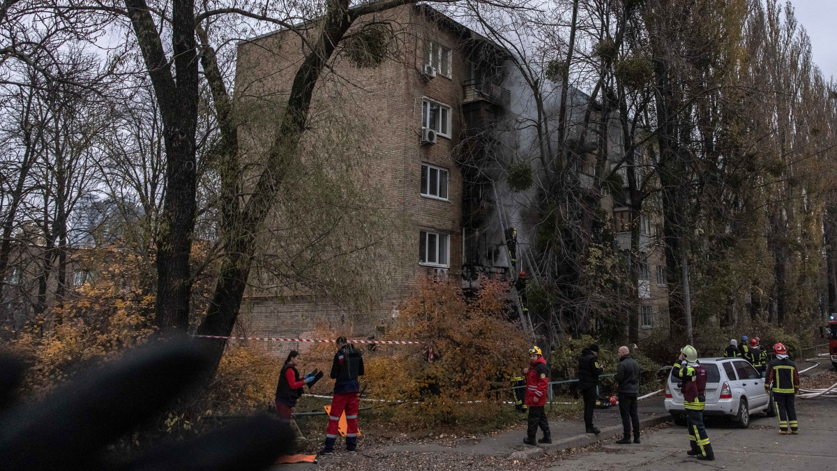 Tűzoltók dolgoznak egy orosz légitámadás következtében kigyulladt lakóház oltásán Kijevben 2022. november 15-én. Újabb légitámadást hajtottak végre az orosz erők az ukrán főváros ellen, a légvédelem négy rakétát megsemmisített, de becsapódás történt a város központjában, Pecserszk kerületben, ahol két lakóépületet találtak el lövedékek. A támadásokban legkevesebb egy ember életét vesztette.