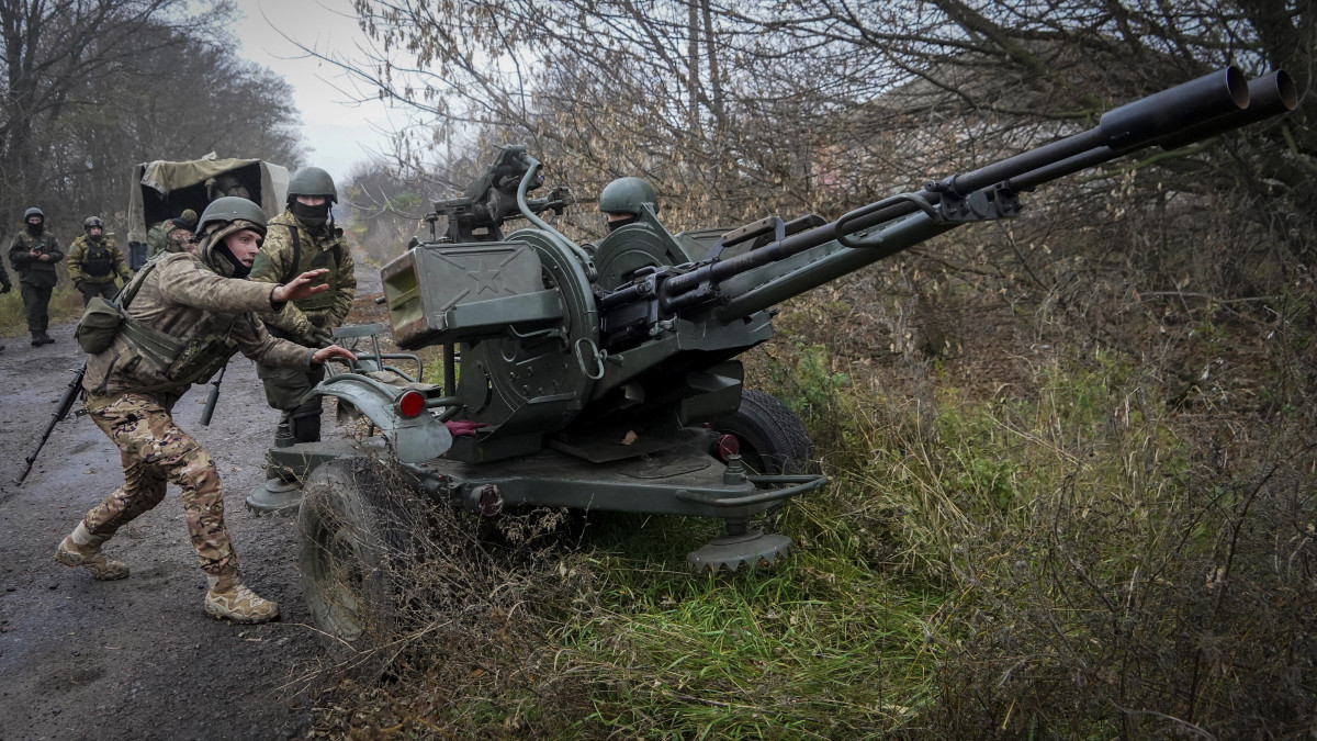 Ukrán nemzeti gárdisták az orosz állásokra készülnek tüzelni légvédelmi gépágyújukkal a kelet-ukrajnai Harkivi területen 2022. november 11-én.