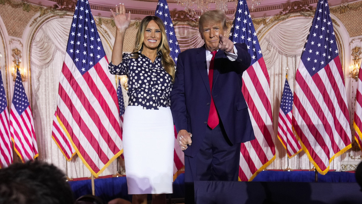 Donald Trump volt amerikai elnök a felesége, Melania Trump társaságában, miután bejelentette, hogy ismét indul az elnöki tisztségért Mar-a-Lago birtokán, a floridai Palm Beachben 2022. november 15-én.