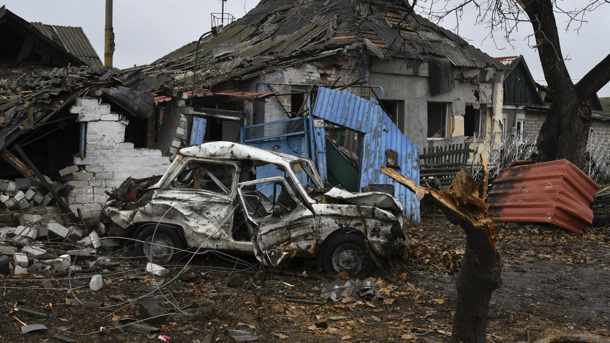 Orosz tüzérségi támadásban megrongálódott lakóépület és egy megsemmisült személygépkocsi a Donyeck megyei Pokrovszkban 2022. november 4-én.