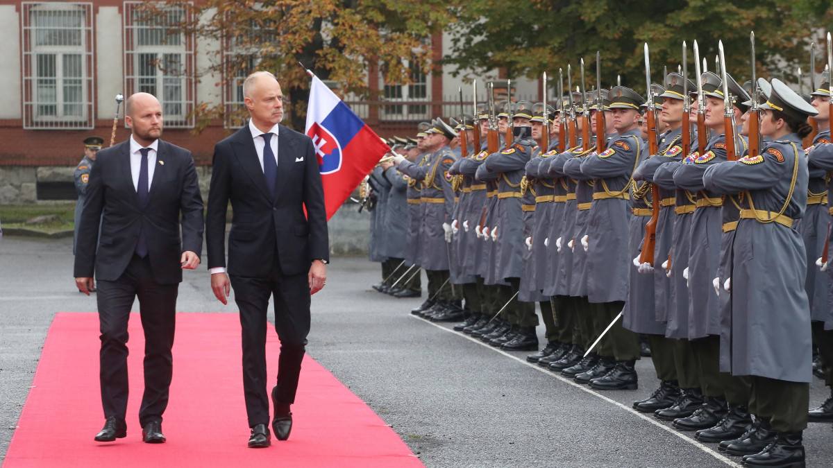 Szalay-Bobrovniczky Kristóf honvédelmi minisztert (j) katonai tiszteletadással fogadja Jaroslav Nad szlovák védelmi miniszter (b) Pozsonyban, a védelmi minisztérium épülete előtt 2022. szeptember 26-án.