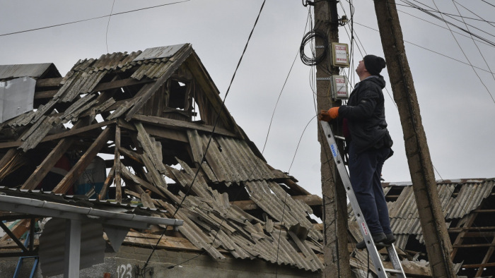 Az ukrán energia rendszer majdnem fele leállt az orosz támadások miatt