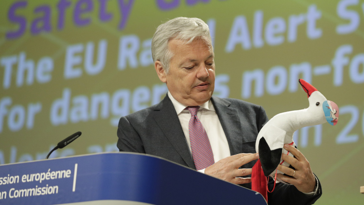 Didier Reynders, az Európai Bizottság jogérvényesülésért felelős biztosa veszélyes termékeket mutat be a nem élelmiszer jellegű termékek európai riasztási rendszeréről szóló sajtótájékoztatóján Brüsszelben 2022. április 25-én.
