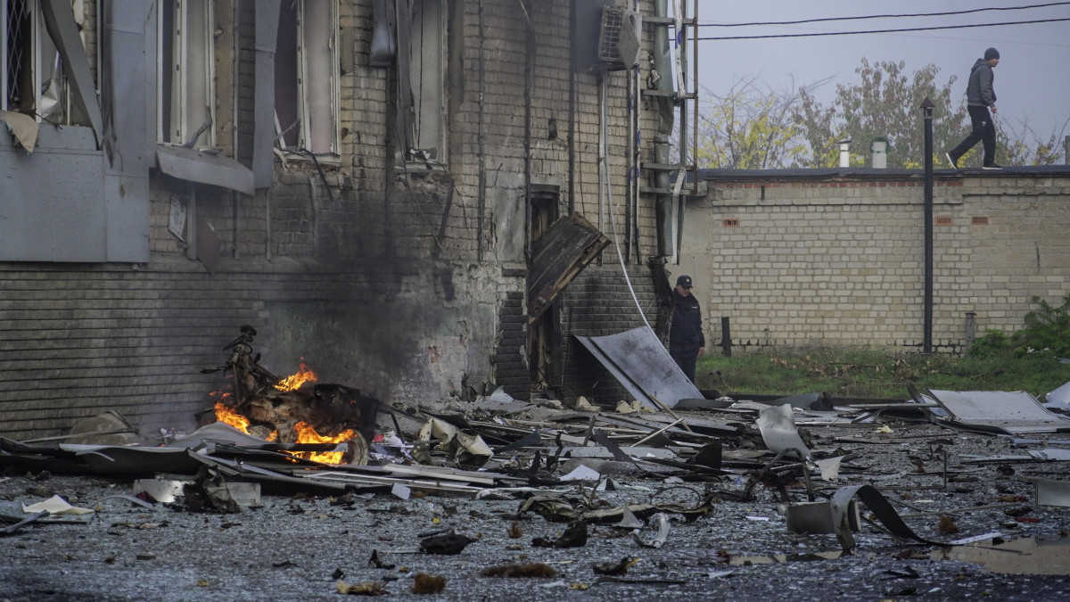 Felrobbant jármű ég a ZaTV épülete mellett a délkelet-ukrajnai Zaporizzsja régióban fekvő Melitopolban 2022. október 25-én. A detonációban öten megsérültek.