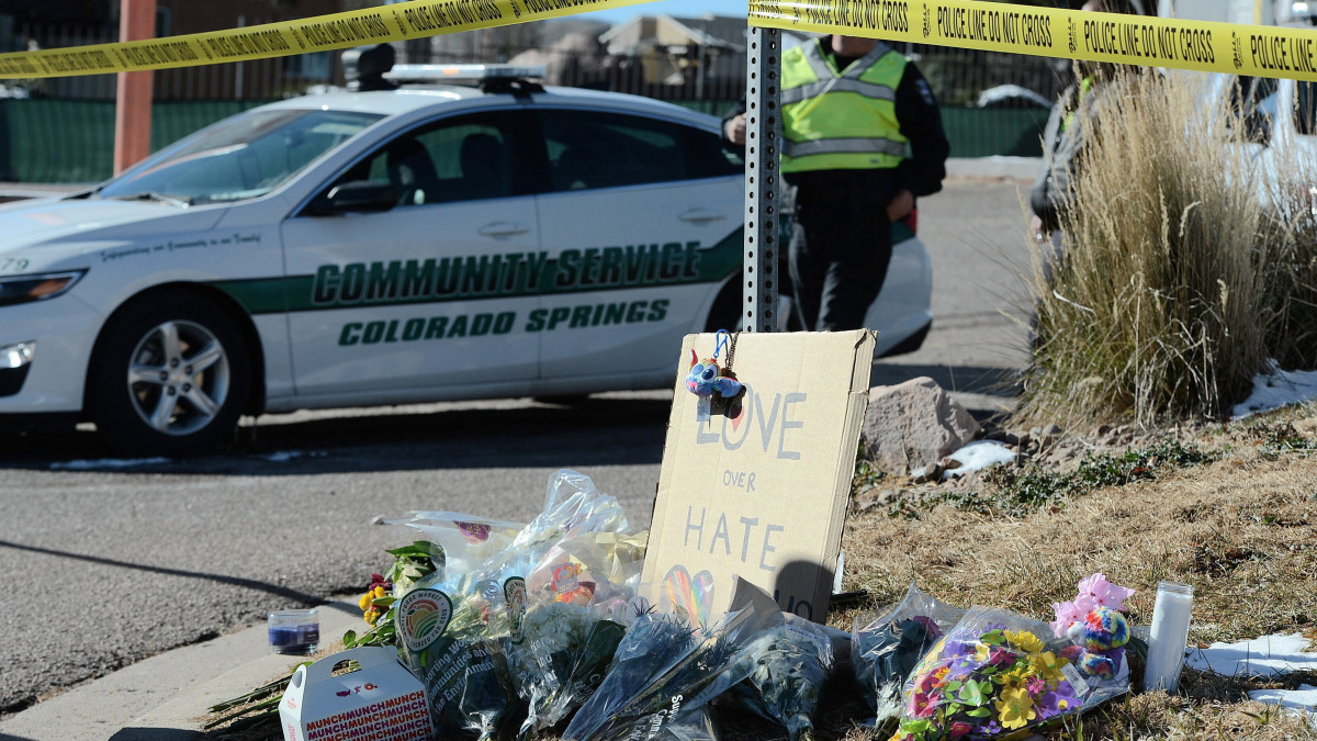 Az áldozatok emlékére letett virágok a helyszín közlében, Colorado Springsben 2022. november 20-án, miután az éjjel egy 22 éves férfi lőfegyverével tüzet nyitott egy homoszexuálisok látogatta bárban. A támadó öt embert megölt, tizennyolcat megsebesített, mielőtt a vendégek lefegyverezték, majd a rendőrök őrizetbe vették. A felirat jelentése: szeretet a gyűlölet felett.