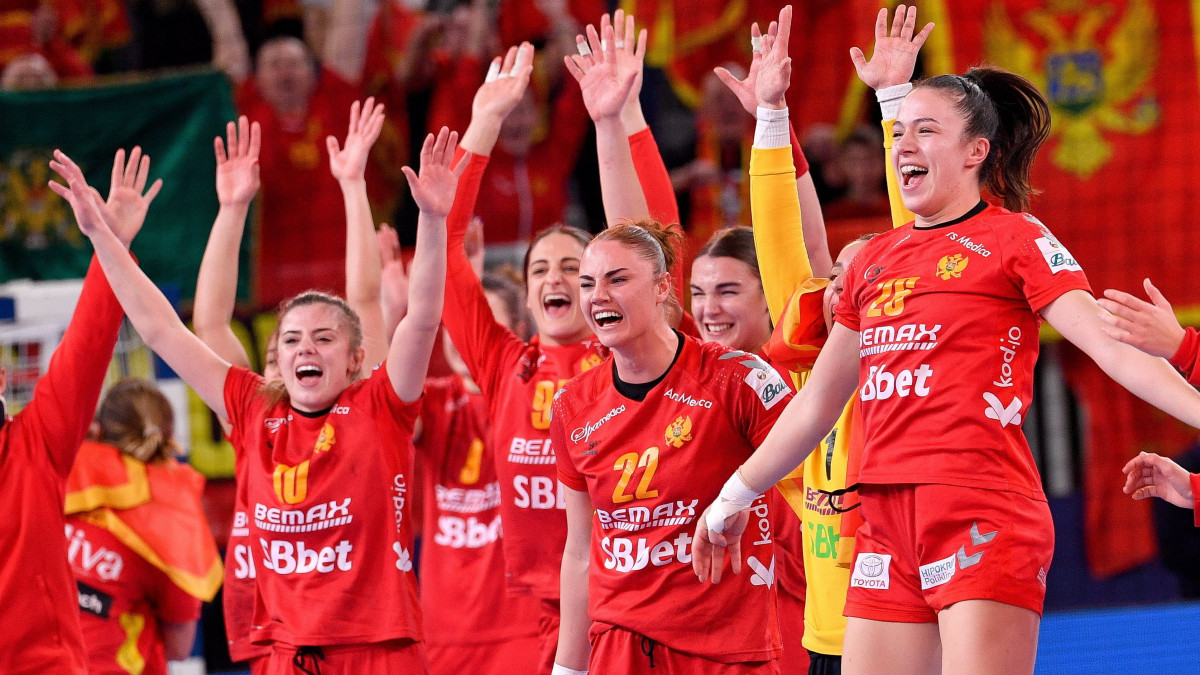 A bronzérmes montenegrói csapat ünnepel a női kézilabda Európa-bajnokság harmadik helyéért játszott Montenegró - Franciaország mérkőzés után a ljubljanai Stozice Arénában 2022. november 20-án. Montenegró hosszabbítás után 27-25-re legyőzte az olimpiai címvédő Franciaországot.