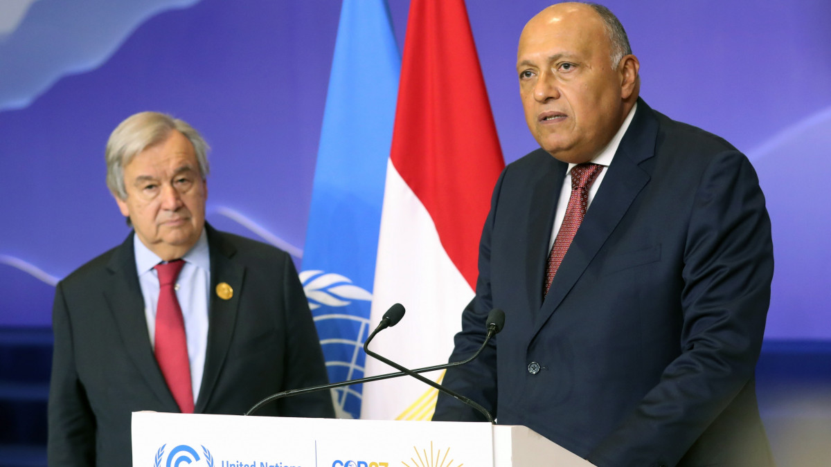 António Guterres ENSZ-főtitkár (b) és Számeh Sukri egyiptomi külügyminiszter, az esemény elnöke sajtótájékoztatót tart az ENSZ 27. nemzetközi éghajlatváltozási konferenciáján (COP27) az egyiptomi Sarm-es-Sejkben 2022. november 17-én. A november 18-ig tartó klímakonferencián mintegy 200 ország küldöttsége vesz rész.