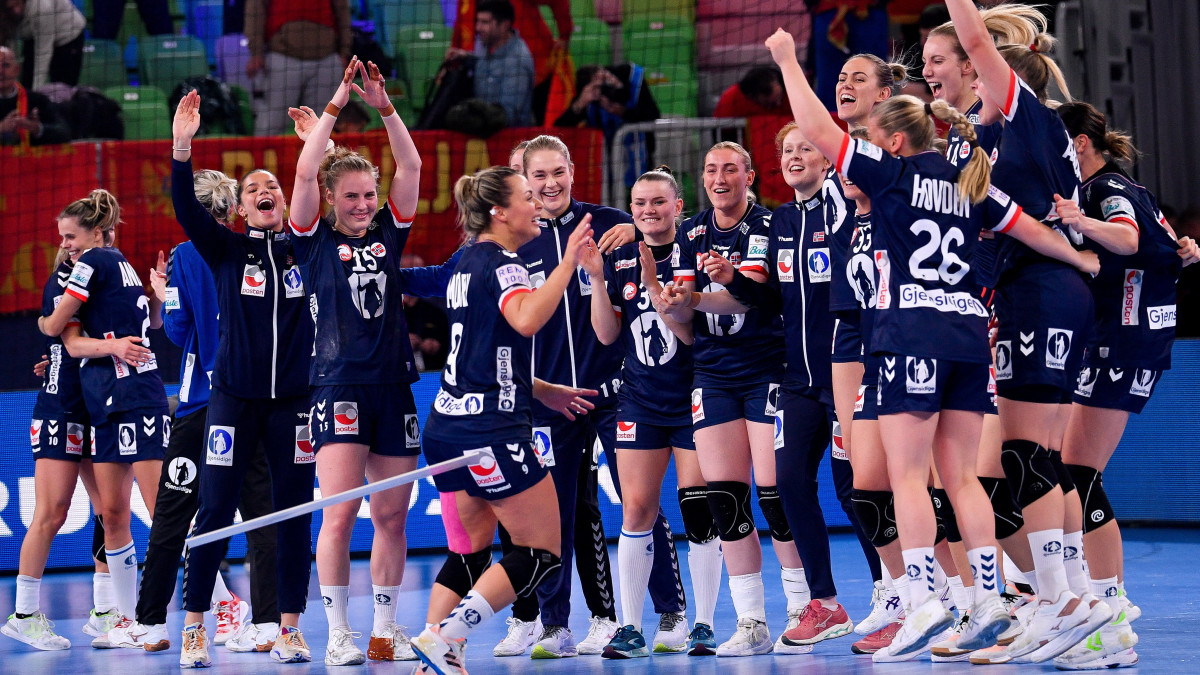 A győztes norvég csapat ünnepel a női kézilabda Európa-bajnokság döntőjében játszott Dánia - Norvégia mérkőzés után a ljubljanai Stozice Arénában 2022. november 20-án. A norvég válogatott 27-25-re nyert.