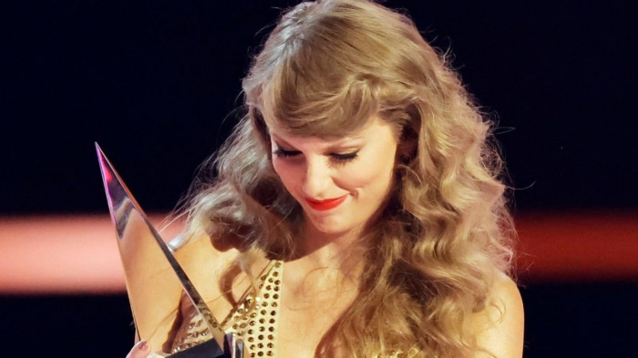 Taylor Swift tarolt Los Angelesben, ő lett az év előadóművésze - videó