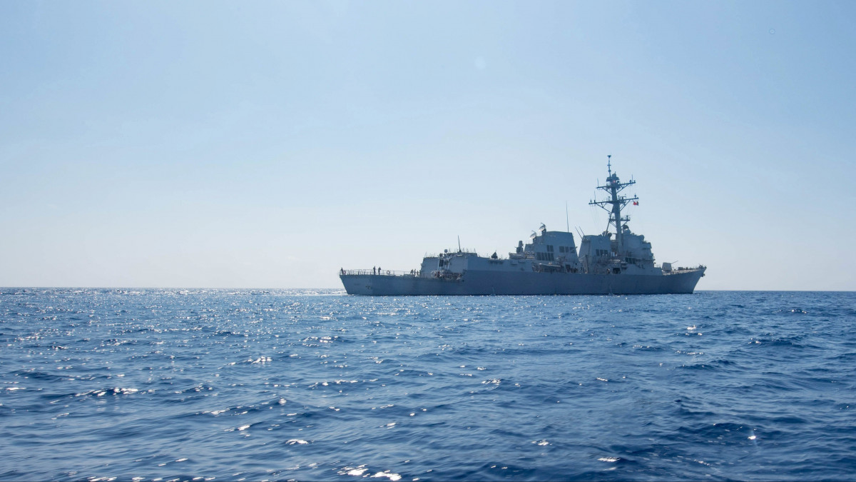 Az amerikai haditengerészet által 2017. május 25-én közreadott kép a Dewey amerikai hadihajóról a dél-kínai-tengeren 2017. május 6-án. A térségbe vezényelt Carl Vinson repülőgép-hordozó kötelékébe tartozó Dewey romboló 12 mérföldnél közelebb hajózott egy olyan mesterséges szigethez, amelyet Kína épített egy olyan zátonyon, amelyet több ország is magának követel a Dél-kínai-tengeren. 