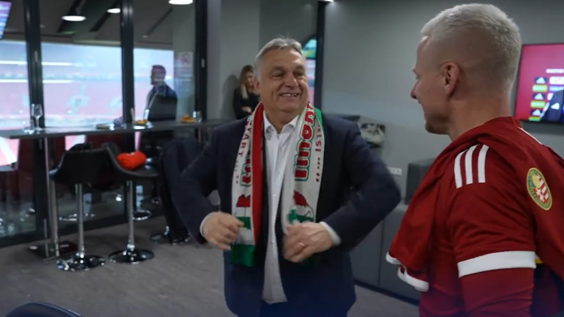 Dzsudzsák Balázs megajándékozta Orbán Viktort - videó