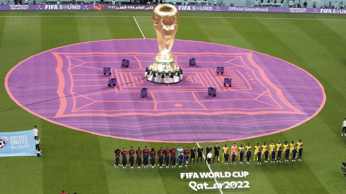 Felsorakoznak a csapatok a pályán a katari labdarúgó-világbajnokság Katar-Ecuador nyitómérkőzése előtt az al-hori al-Bajt Stadionban 2022. november 20-án.