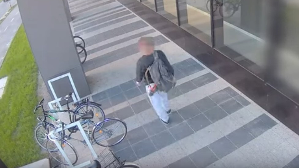 Lopott rollerrel a hátán tekert a lopott biciklin – videó