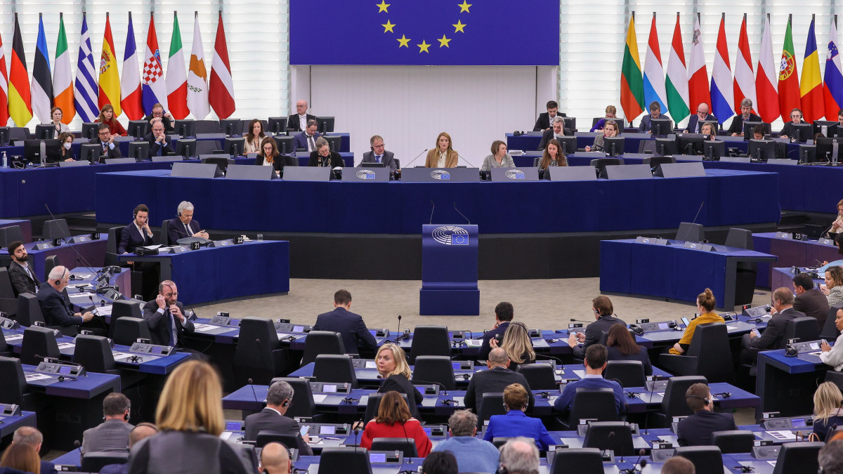 Roberta Metsola, az Európai Parlament elnöke (k) felszólal az Európai Parlament plenáris ülésén Strasbourgban 2022. november 21-én.