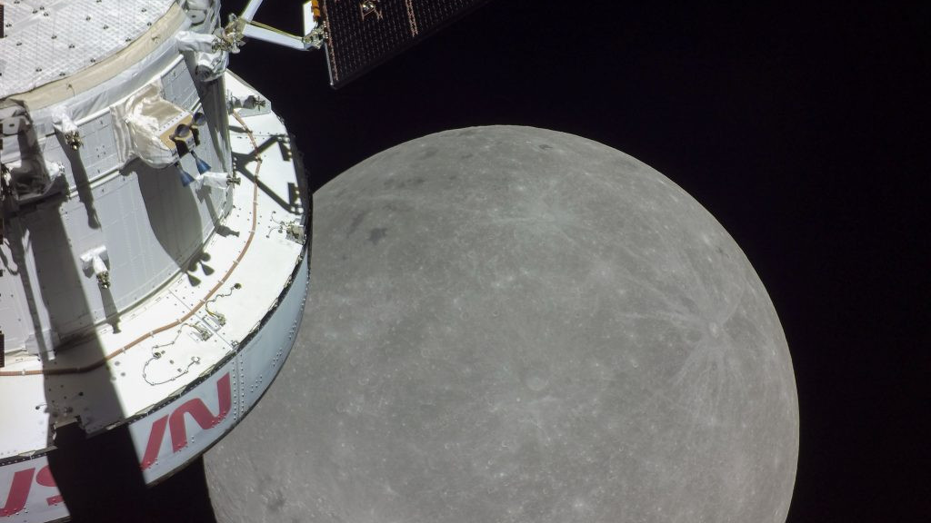 Földnyugta és Holdkerülés - videón és képeken, ahogy mérföldköveket lép át az Orion
