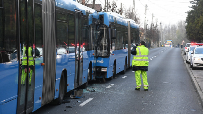 Frontálisan ütközött két busz, nyolc sérült van a budapesti balesetben - fotók