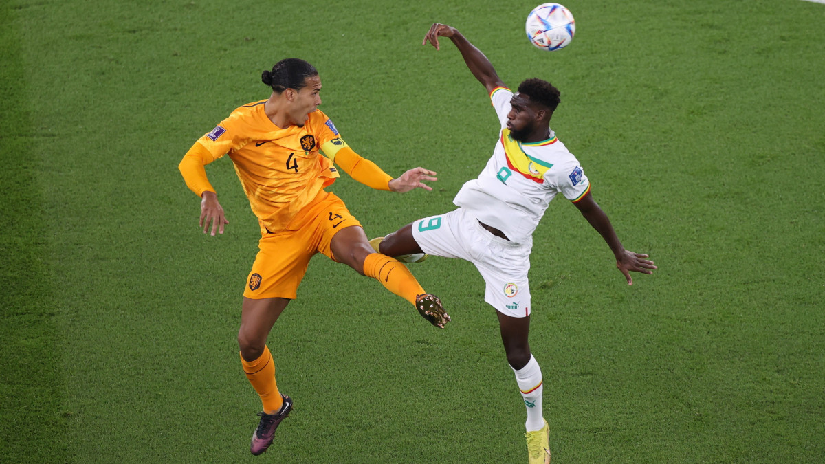 A holland Virgil van Dijk (b) és a szenegáli Iliman Ndiaye a katari labdarúgó-világbajnokság A csoportjának első fordulójában játszott Szenegál-Hollandia mérkőzésen a dohai al-Tumama Stadionban 2022. november 21-én.