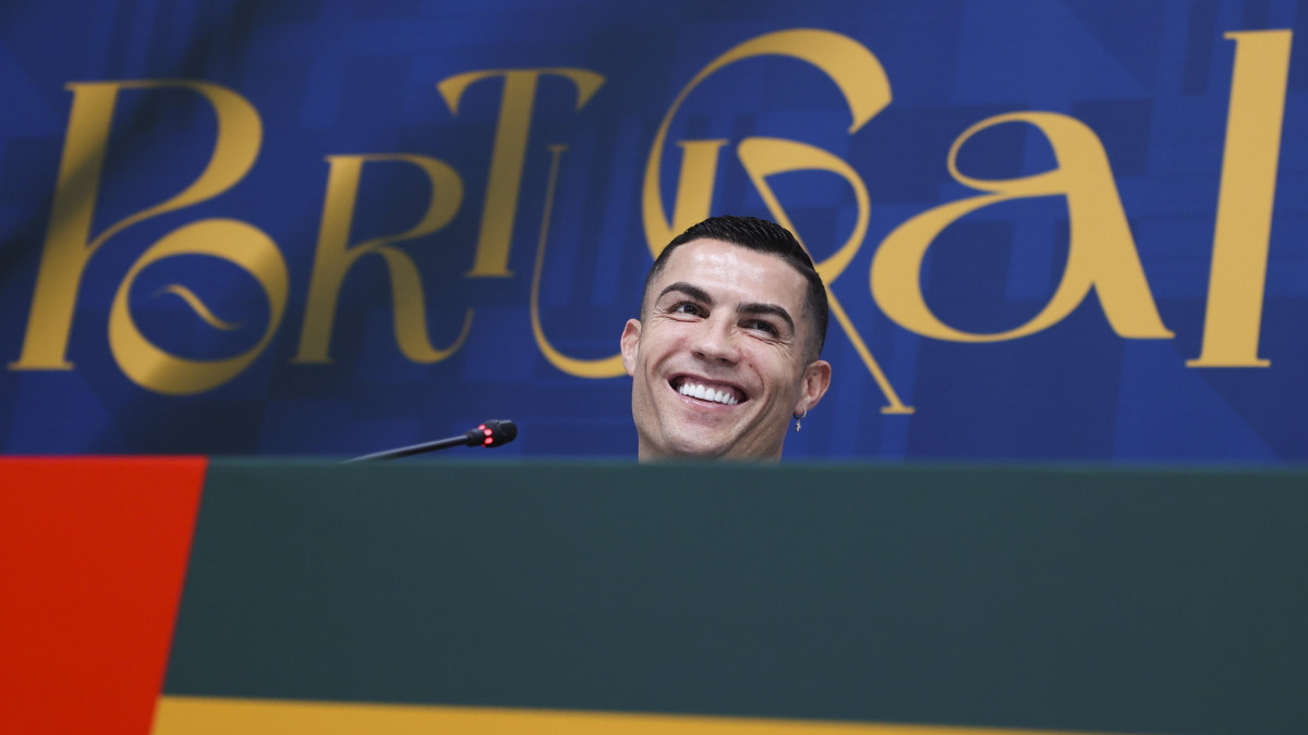 Cristiano Ronaldo, a portugál válogatott csapatkapitánya nyilatkozik a sajtó képviselőinek a 2022-es katari labdarúgó-világbajnokságon al-Sahanijában 2022. november 21-én. A világbajnokságot november 20. és december 18. között rendezik Katarban.