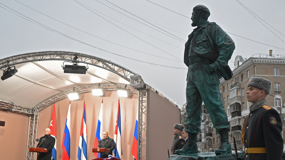 Vlagyimir Putyin orosz (j) és Miguel Díaz-Canel kubai elnök Fidel Castro néhai kubai kommunista vezető moszkvai szobrának ünnepélyes leleplezésén 2022. november 22-én.