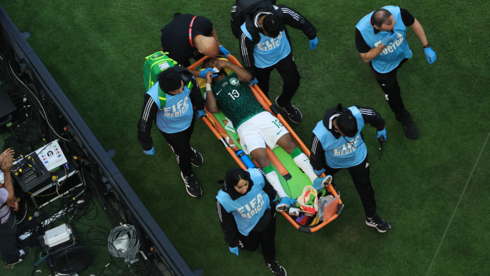 Műtét lett az argentin-szaúdi mérkőzésen történt csúnya ütközés vége