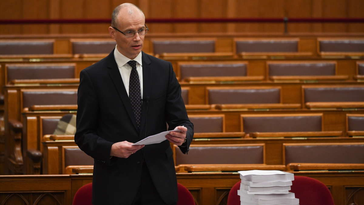Banai Péter Benő, a Pénzügyminisztérium államháztartásért felelős államtitkára expozéját tartja a Magyarország 2021-es költségvetésének végrehajtásáról szóló törvényjavaslat általános vitájában az Országgyűlés plenáris ülésén 2022. november 23-án.