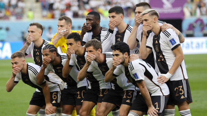 A német futballisták befogták a szájukat