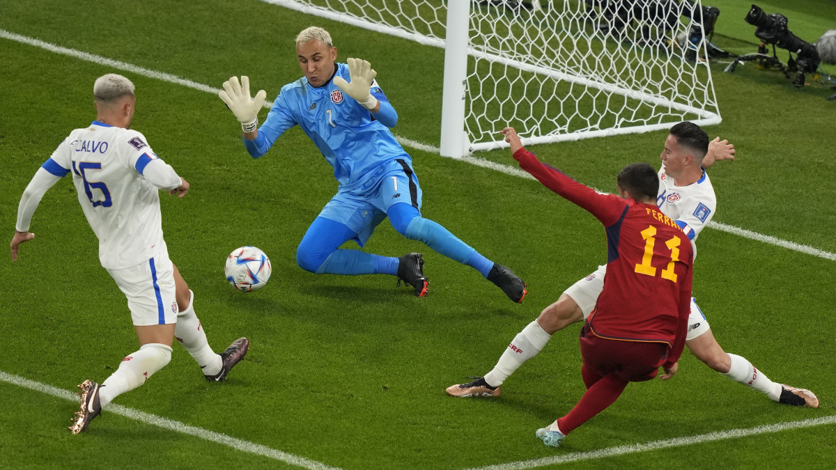 A spanyol Ferran Torres (j) belövi válogatottja negyedik gólját a katari labdarúgó-világbajnokság E csoportjának első fordulójában játszott Spanyolország-Costa Rica mérkőzésen a dohai at-Tumama Stadionban 2022. november 23-án.