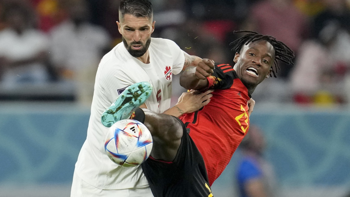 A belga Michy Batshuayi (j) és a kanadai Steven Vitoria a katari labdarúgó-világbajnokság F csoportjának első fordulójában játszott Belgium-Kanada mérkőzésen az ar-rajjáni Ahmad bin Ali Stadionban 2022. november 23-án.