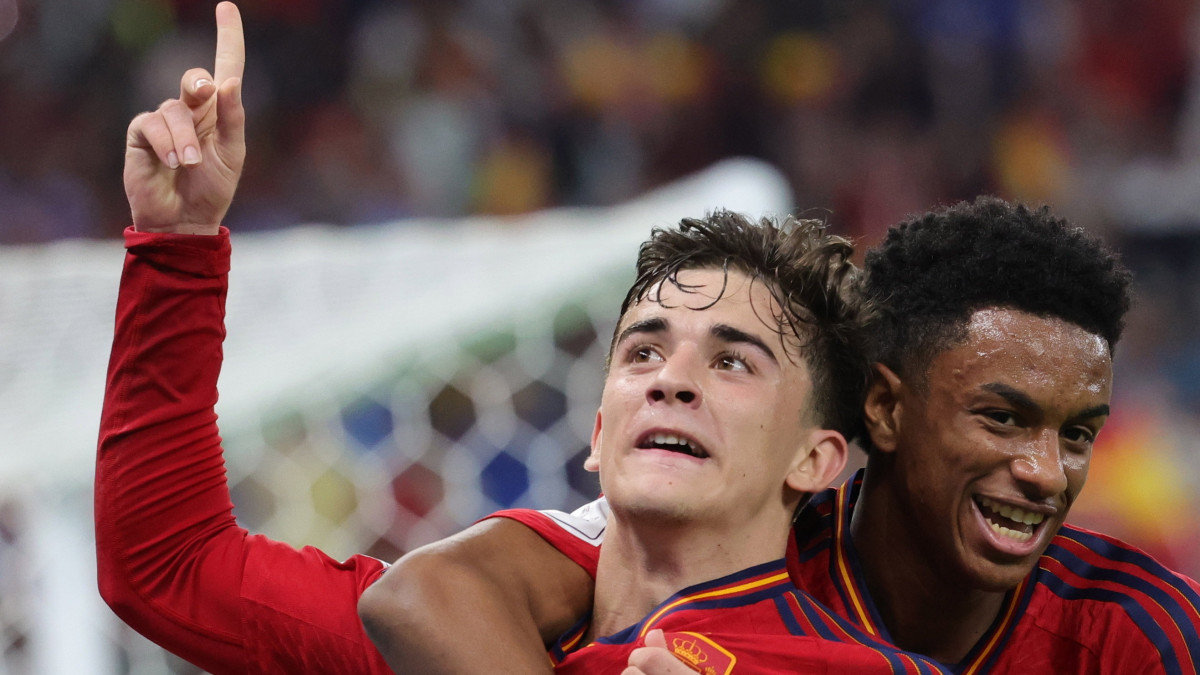 A spanyol Gavi (b) csapattársával, Jose Gayával ünnepel, miután belőtte válogatottja ötödik gólját a katari labdarúgó-világbajnokság E csoportjának első fordulójában játszott Spanyolország-Costa Rica mérkőzésen a dohai at-Tumama Stadionban 2022. november 23-án.