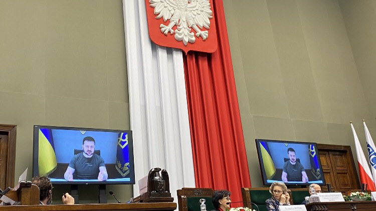 Volodimir Zelenszkij ukrán elnök online beszédet mond az EBESZ Parlamenti Közgyűlésének, varsói tanácskozásán. Fotó Twitter