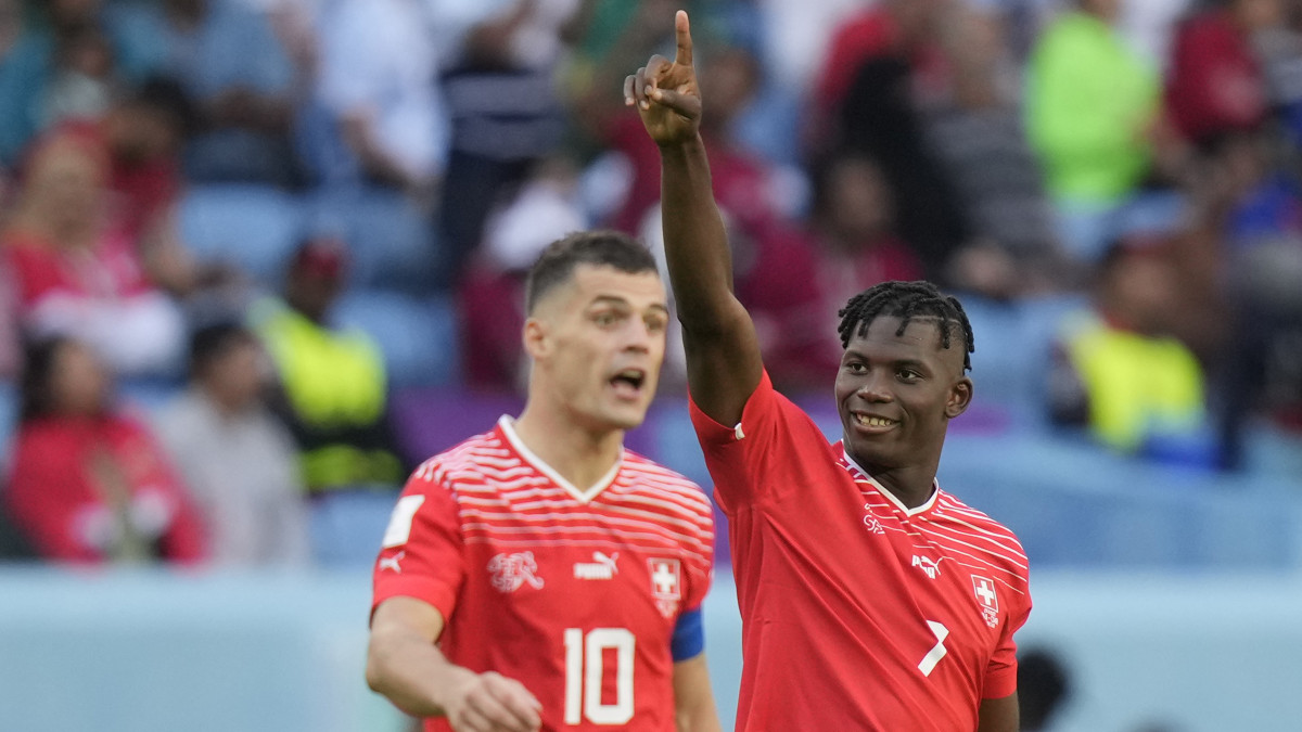 A svájci Breel Embolo (j) ünnepel, miután gólt szerzett a katari labdarúgó-világbajnokság G csoportjának első fordulójában játszott Svájc-Kamerun mérkőzésen az al-vakrai al-Dzsanub Stadionban 2022. november 24-én.