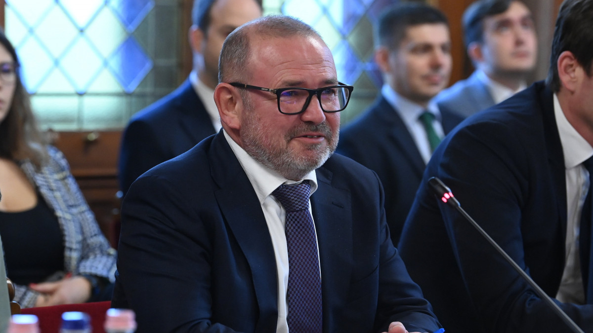 Lantos Csaba energiaügyi miniszterjelölt beszél meghallgatásán az Országgyűlés gazdasági bizottságának ülésén az Országház Tisza Kálmán termében 2022. november 24-én.