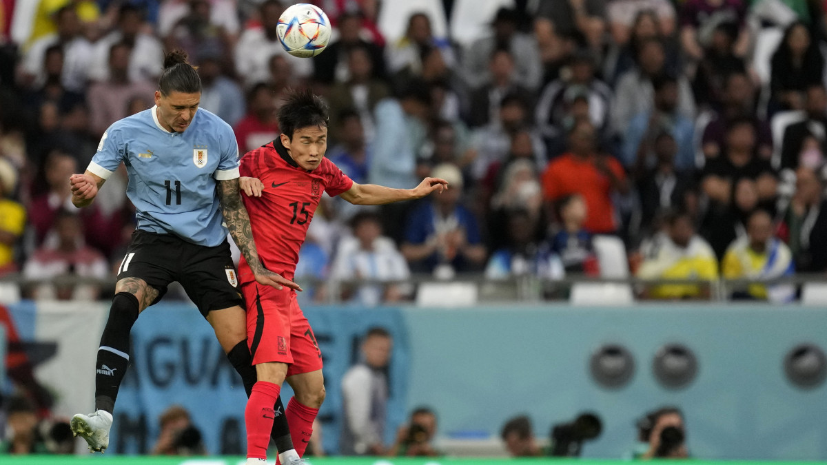 A dél-koreai Kim Mun Hvan (j) és az uruguayi Darwin Núnez fejeli a labdát a katari labdarúgó-világbajnokság első fordulójában, a H csoportban játszott Uruguay-Koreai Köztársaság mérkőzésen az ar-rajjáni Egyetemvárosi Stadionban 2022. november 24-én.
